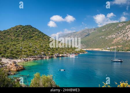 Schöne Lagune und kleiner Strand mit in Kas Stadt, Provinz Antalya, Türkei Stockfoto