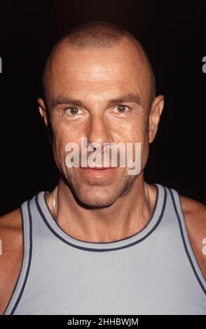 **DATEI FOTO** Thierry Mugler ist verstorben. Thierry Mugler beim 15th Annual Wigstock '99 Festival am Pier 54 im West Village von New York City am 5. September 1999. Foto: Henry McGee/MediaPunch Stockfoto