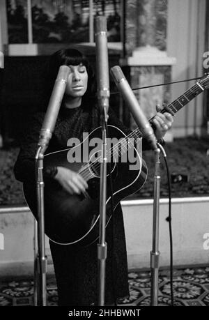 Buffy Sainte-Marie in einem Aufnahmestudio in NYC, 1964 Stockfoto