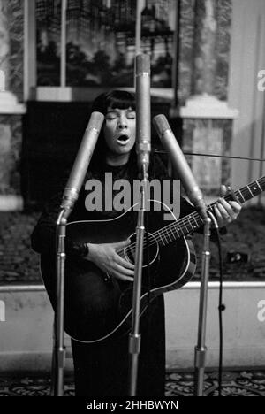 Buffy Sainte-Marie in einem Aufnahmestudio in NYC, 1964 Stockfoto