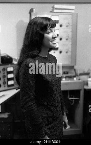 Buffy Sainte-Marie in einem Aufnahmestudio in NYC, 1964 Stockfoto