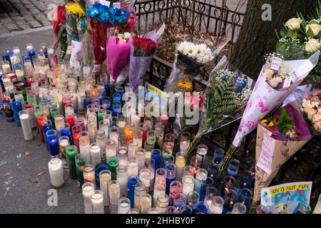 New York, New York, USA. 23rd Januar 2022. Kerzen und Blumen, die in einem provisorischen Denkmal außerhalb des Bezirks 32nd zu sehen sind. Ehrungen wurden für den Polizeibeamten Jason Rivera ausgegossen, der im Dienst getötet wurde. Offiziere aus den Grafschaften Westchester kommen in den Bezirk 32nd und legen Blumen. Der Polizist Jason Rivera wurde am 21. Januar 2022 durch einen Schützen getötet, als er auf einen inländischen Streitanruf reagierte. (Bild: © Lev Radin/Pacific Press via ZUMA Press Wire) Stockfoto