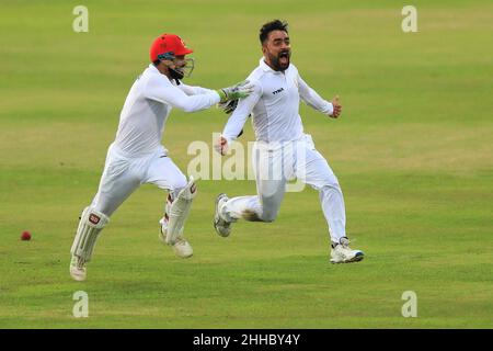 Chittagong, Bangladesch. 09th September 2019. Der afghanische Cricketspieler Rashid Khan (R) feiert mit seinen Teamkollegen den Test Wining während eines Cricket-Test-Spiels zwischen Afghanistan und Bangladesch im Zohur Ahmed Chowdhury Stadium in Chittagong. Afghanistan gewann mit 224 Läufen (Foto: MD Manik/SOPA Images/Sipa USA) Quelle: SIPA USA/Alamy Live News Stockfoto