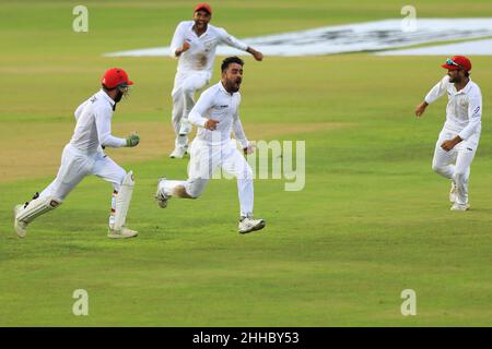 Chittagong, Bangladesch. 09th September 2019. Der afghanische Cricketspieler Rashid Khan (M) feiert mit seinen Teamkollegen den Test Wining während eines Cricket-Test-Spiels zwischen Afghanistan und Bangladesch im Zohur Ahmed Chowdhury Stadium in Chittagong. Afghanistan gewann mit 224 Läufen (Foto: MD Manik/SOPA Images/Sipa USA) Quelle: SIPA USA/Alamy Live News Stockfoto