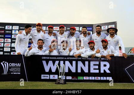 Chittagong, Bangladesch. 09th September 2019. Afghanistans posieren für ein Gruppenfoto während eines Cricket-Testmatches zwischen Afghanistan und Bangladesch im Zohur Ahmed Chowdhury Stadium in Chittagong. Afghanistan gewann mit 224 Läufen (Foto: MD Manik/SOPA Images/Sipa USA) Quelle: SIPA USA/Alamy Live News Stockfoto