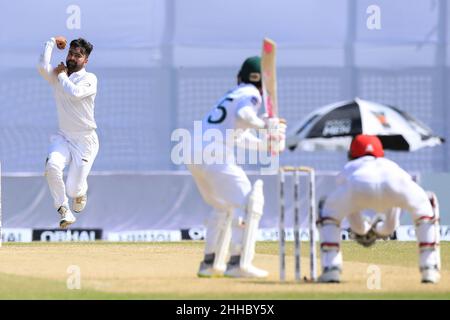 Chittagong, Bangladesch. 06th September 2019. Afghanischer Cricketspieler Rashid Khan (L) in Aktion während eines Cricket-Einzelspieles Testspiel zwischen Afghanistan und Bangladesch im Zohur Ahmed Chowdhury Stadium in Chittagong. Afghanistan gewann mit 224 Läufen (Foto: MD Manik/SOPA Images/Sipa USA) Quelle: SIPA USA/Alamy Live News Stockfoto