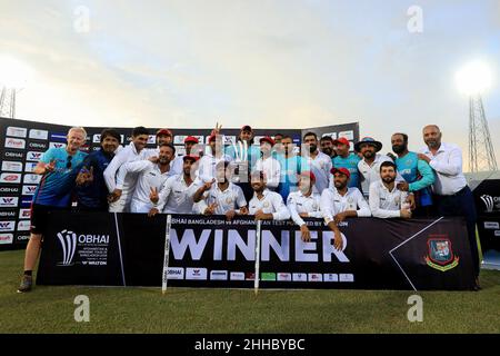 Chittagong, Bangladesch. 09th September 2019. Afghanistans posieren für ein Gruppenfoto während eines Cricket-Testmatches zwischen Afghanistan und Bangladesch im Zohur Ahmed Chowdhury Stadium in Chittagong. Afghanistan gewann mit 224 Läufen (Foto: MD Manik/SOPA Images/Sipa USA) Quelle: SIPA USA/Alamy Live News Stockfoto