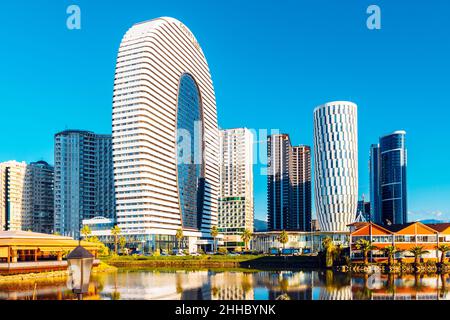 Batumi, Georgia. 7. Oktober 2021: Blick auf den Innenhof von Marriott und Justice. Stockfoto