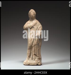 Terrakotta-Statue einer Frau, die 4th–3rd Jahrhundert v. Chr. stand. Griechische stehende, drapierte Statue einer Frau. Terrakotta-Statue einer 244801-stehenden Frau Stockfoto