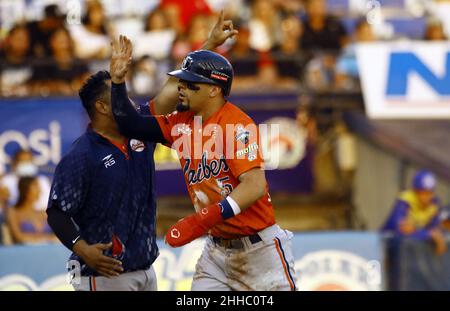 Valencia, Carabobo, Venezuela. 23rd Januar 2022. 23. Januar 2022. Karibikspieler feiern, während sie im Baseballspiel zwischen Caribes de AnzoÃtegui und Navegantes del Magallanes im Finale der venezolanischen Profi-Baseballliga 4th einen Lauf machen. Im Stadion Jose Bernardo Perez in der Stadt Valencia, Bundesstaat Carabobo. Foto: Juan Carlos Hernandez (Bild: © Juan Carlos Hernandez/ZUMA Press Wire) Stockfoto