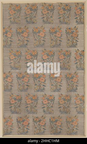 Tafel mit Rosebush-, Vogel- und Hirschmustern Ende des 17th. Bis Anfang des 18th. Jahrhunderts die iranische Seidenproduktion wurde im frühen 17. Jahrhundert dank der Schirmherrschaft von Schah 'Abbas I deutlich ausgeweitet.Seide wurde am intensivsten in den Provinzen des Kaspischen Meeres, Gilan und Mazandaran, bewirtschaftet und im ganzen Iran gewebt. Rohseide wurde auch in die Türkei, Russland, Zentralasien, Indien und Europa exportiert. Die Motive eines Rosenbusches, Vögel und Hirsche auf diesem Stück beziehen sich auf die beliebte Gruppe von Vogel- und Blumentextilien im siebzehnten Jahrhundert, die die Mode für Vogel-und Blumendekoration in den achtzehn vorwegnimmt Stockfoto