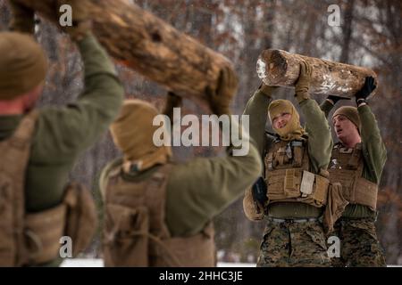 Fort Pickett, Virginia, USA. 16th Januar 2022. Marines mit Echo Company, 2nd Bataillon, 23rd Marine Regiment, 4th Marine Division, führen am 16. Januar 2022 während einer körperlichen Trainingsveranstaltung in Fort Pickett, Virginia, Log-Übungen durch. Die Trainingsveranstaltung bestand aus mehreren praktischen Anwendungsstationen mit einem 400 Meter langen Rundsprint zwischen den einzelnen Stationen. Marines, die nicht an der praktischen Anwendung teilnahmen, mussten bis zum Abschluss des Stationszenarios Protokollübungen durchführen. Das Verteidigungsministerium, durch das US-Nordkommando und zur Unterstützung des Heimatministeriums sec Stockfoto