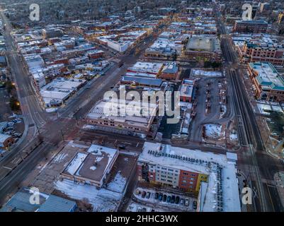 Winterdämmerung über Fort Collins, Colorado - Luftaufnahme der Innenstadt mit Weihnachtsbeleuchtung Stockfoto