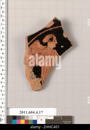 Terrakotta-Fragment einer stammlosen Kylix (Trinkbecher) Mitte des 5th. Jahrhunderts v. Chr. Griechisch, attisches Innere, Kopf, Flügel und Teil des Oberkörpers einer drapierten, geflügelten Figur (Nike) nach rechts. Terrakotta-Fragment einer stammlosen Kylix (Trinkbecher) 776301 Stockfoto