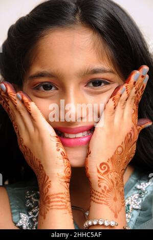 Mumbai - Juli 20 2021 während des indischen Festivals wird ein wunderschönes junges indisches Teenager-Mädchen mit Kunstwerken des Henna Mehndi Henna-Farbstoffs auf die Hand des Mädchens aufgetragen. Stockfoto