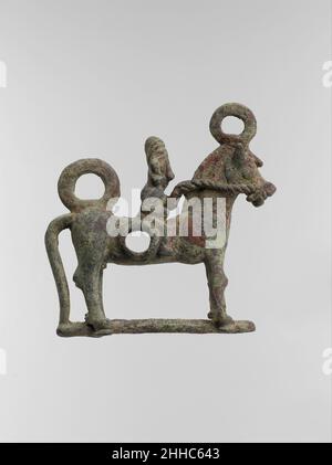 Pferdekitschchen in Form eines Pferdes und Reiters ca. 900-750 v. Chr. Iran ab etwa 1930 kamen große Mengen an Bronzeartefakten auf den Antiquitätenmarkt. Diese Artefakte zeichnen sich durch eine Einheit von Stil und Typ aus und wurden Luristan zugeschrieben, einer Bergregion im westlichen Iran. Dies ist wenig Beweis, um diese Zuschreibung zu unterstützen, aber der Begriff ‘„Luristanbronze“ ist heute bekannt und wird häufig als Kurzschrift für diesen eigenwilligen Körper von Objekten verwendet. Dieses gegossene bronzene Wangenstück war ursprünglich Teil eines Reithalms für ein Pferd. Und es hat Schleifen befestigt, durch die die RE Stockfoto