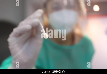 München, Deutschland. 23rd Januar 2022. Ein Mitarbeiter nimmt einen Tupfer für einen PCR-Test. Quelle: Karl-Josef Hildenbrand/dpa/Alamy Live News Stockfoto