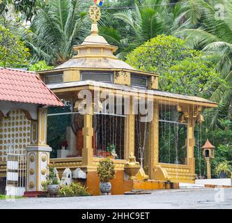 Buddhistischer Schrein am Straßenrand in der Nähe von Kandy in Sri Lanka. Stockfoto