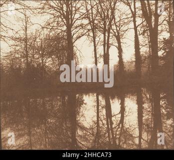 [Winter Trees, reflected in a Pond] 1841–42 William Henry Fox Talbot Britisch für einige Bilder wandte Talbot seine Kamera gegen Motive, die traditionell für künstlerische Darstellungen, Szenen von malerischer Schönheit oder Orte von historischem Interesse geeignet waren. Für andere arrangierte er Objekte oder Menschen in ästhetischen Tableaus. Für andere, wie diese, muss Talbot sicherlich die Welt durch seine Kamera gesehen haben und auf ihrem Bodenglas eine abstrakte Komposition gefunden haben, die er ohne die Rahmung und räumliche Abflachung, die für die fotografische Observatio charakteristisch sind, nicht als Bild gedacht hätte Stockfoto