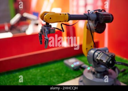 Mobiler selbstfahrender Roboter. Mobiler Crawler-Roboter mit Arm-Manipulator Stockfoto
