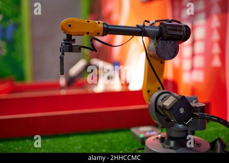 Mobiler selbstfahrender Roboter. Mobiler Crawler-Roboter mit Arm-Manipulator Stockfoto