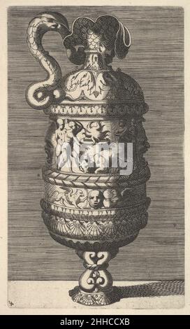 Vase mit Opferszene aus dem 17th. Jahrhundert, ursprünglich von René Boyvin Französische Darstellung einer Vase oder eines Kanals. Die Vase wird von einem Fries mit einer Szene karakterisiert, in der Putten einen Stier opfern. Der Druck ist Teil einer Serie von 12 Vasen, die angeblich von Rosso Fiorentino und Polidoro da Caravaggio entworfen und zunächst von René Boyvin graviert und veröffentlicht wurden. Die aktuelle Serie wurde erstmals bei Claes Jansz veröffentlicht. Visscher im frühen siebzehnten Jahrhundert und später auch von Frederik de Wit.. Vase mit Opferszene 397248 Stockfoto