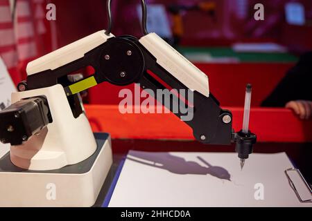 Mobiler selbstfahrender Roboter. Mobiler Crawler-Roboter mit Arm-Manipulator Stockfoto
