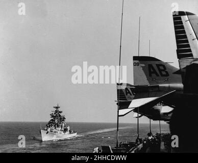 Zerstörer der sowjetischen Kashin-Klasse, gesehen von der USS Franklin D. Roosevelt (CVA-42) im Jahr 1967. Stockfoto