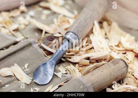 Tischlerwerkzeuge in Holzsägemehl auf Werkbank Stockfoto