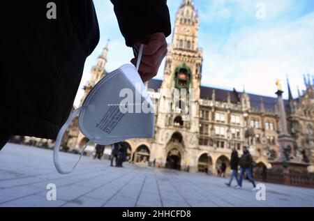 München, Deutschland. 23rd Januar 2022. Eine Frau hält eine FFP2 Maske auf dem Marienplatz. Quelle: Karl-Josef Hildenbrand/dpa/Alamy Live News Stockfoto