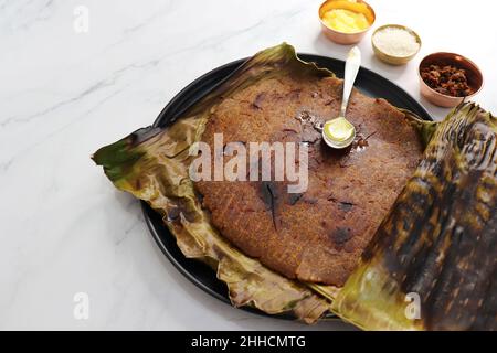 Süße Roti aus Reismehl, Jaggery und Ghee. Gud KI roti. gur KI roti, Jaggery Bhakri, meethi gud KI roti in Bananenblatt gekocht. Winterfutter Stockfoto