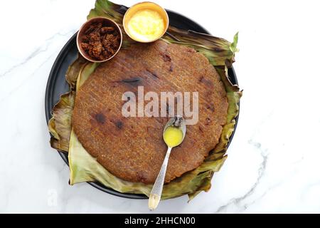 Süße Roti aus Reismehl, Jaggery und Ghee. Gud KI roti. gur KI roti, Jaggery Bhakri, meethi gud KI roti in Bananenblatt gekocht. Winterfutter Stockfoto