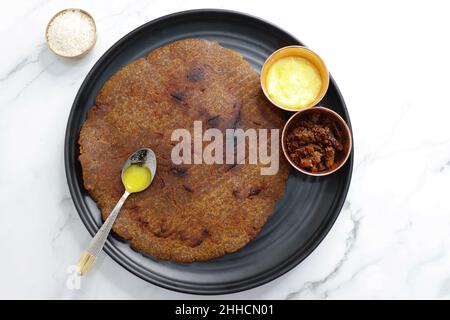 Süße Roti aus Reismehl, Jaggery und Ghee. Gud KI roti. gur KI roti, Jaggery Bhakri, meethi gud KI roti in Bananenblatt gekocht. Winterfutter Stockfoto