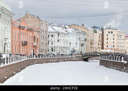 Moyka River an einem Wintertag. Es ist ein kleiner Fluss in Russland, der den zentralen Teil von St.Petersburg umkreist Stockfoto