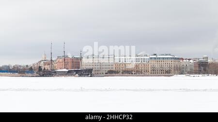 Sankt Petersburg, Russland. Winterpanorama-Foto mit der Küste des Flusses Neva Stockfoto