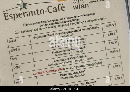 Herzberg Am Harz, Deutschland. 17th Januar 2022. Die Speisekarte im 'Esperanto-Cafe' ist in verschiedenen Sprachen verfügbar. Seit 12.06.2006 darf die Stadt Herzberg am Harz den Titel "die Stadt Esperanto" verwenden. Quelle: Swen Pförtner/dpa/Alamy Live News Stockfoto