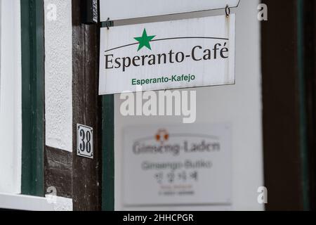 Herzberg Am Harz, Deutschland. 17th Januar 2022. Ein Schild 'Esperanto Cafe' mit der Esperanto-Übersetzung ist auf einem Fachwerkhaus in der Stadt zu sehen. Seit 12.06.2006 darf die Stadt Herzberg am Harz den Titel "die Stadt Esperanto" verwenden. Quelle: Swen Pförtner/dpa/Alamy Live News Stockfoto