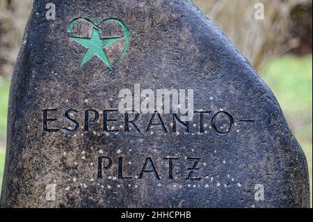 Herzberg Am Harz, Deutschland. 17th Januar 2022. Am Bahnhof der Stadt befindet sich ein Stein mit der Aufschrift „Esperanto-Platz“. Seit 12.06.2006 darf die Stadt Herzberg am Harz den Titel "die Stadt Esperanto" verwenden. Quelle: Swen Pförtner/dpa/Alamy Live News Stockfoto