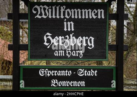 Herzberg Am Harz, Deutschland. 17th Januar 2022. „Willkommen in Herzberg am Harz“ steht auf einem Schild am Eingang der Stadt Esperanto. Seit 12.06.2006 darf die Stadt Herzberg am Harz den Titel "die Stadt Esperanto" verwenden. Quelle: Swen Pförtner/dpa/Alamy Live News Stockfoto