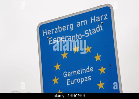 Herzberg Am Harz, Deutschland. 17th Januar 2022. 'Herzberg am Harz' steht auf einem Schild am Eingang der Stadt Esperanto. Seit 12.06.2006 darf die Stadt Herzberg am Harz den Titel "die Stadt Esperanto" verwenden. Quelle: Swen Pförtner/dpa/Alamy Live News Stockfoto