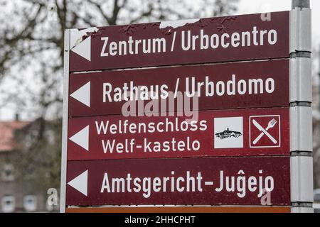 Herzberg Am Harz, Deutschland. 17th Januar 2022. Im Stadtzentrum steht ein Wegweiser in den Sprachen Deutsch und Esparanto. Seit 12.06.2006 darf die Stadt Herzberg am Harz den Titel "die Stadt Esperanto" verwenden. Quelle: Swen Pförtner/dpa/Alamy Live News Stockfoto