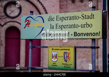 Herzberg Am Harz, Deutschland. 17th Januar 2022. Ein Schild mit der Aufschrift 'Herzberg die Esperanto-Stadt' ist am Bahnhof zu sehen. Seit 12.06.2006 darf die Stadt Herzberg am Harz den Titel "die Stadt Esperanto" verwenden. Quelle: Swen Pförtner/dpa/Alamy Live News Stockfoto