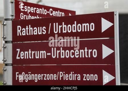 Herzberg Am Harz, Deutschland. 17th Januar 2022. Im Stadtzentrum steht ein Wegweiser in den Sprachen Deutsch und Esparanto. Seit 12.06.2006 darf die Stadt Herzberg am Harz den Titel "die Stadt Esperanto" verwenden. Quelle: Swen Pförtner/dpa/Alamy Live News Stockfoto