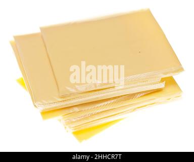 Haufen von Käsescheiben auf weißem Hintergrund Stockfoto