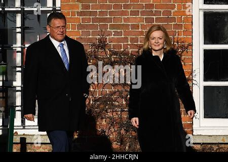 Datei-Foto vom 13/01/22 von Außenministerin Liz Truss mit EU-Verhandlungsführer Maros Sefcovic nach dem Brexit bei Chevening in Kent. Außenministerin Liz Truss hat eine „praktische Lösung“ gefordert, um die Blockade mit der EU im Hinblick auf das Nordirland-Protokoll zu lösen. Ausgabedatum: Montag, 14. Januar 2022. Stockfoto