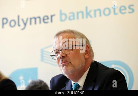 Datei-Foto vom 10/09/13 der Bank of England ehemaliger stellvertretender Gouverneur Sir Charlie Bean, der die Bank of England gewarnt hat, dass sie nicht schnell genug gehandelt hat, um die Zinssätze anzuhebung, da sich die grassierende Inflation in die Höhe zog und jetzt mit weiteren Anstiegen „schneller“ werden muss. Ausgabedatum: Montag, 24. Januar 2022. Stockfoto