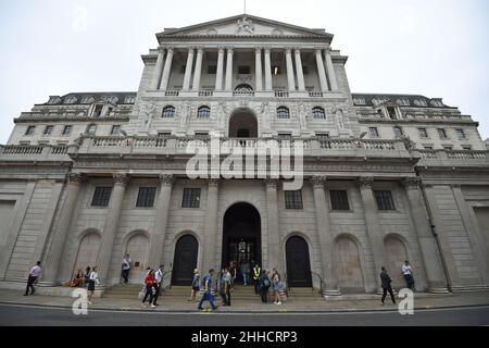 Das Foto vom 22/08/18 zeigt eine Ansicht der Bank of England, die es versäumt hat, schnell genug zu handeln, um die Zinssätze anzuhebung. Da die grassierende Inflation Einzug hielt und sich nun mit weiteren Anstiegen schneller bewegen muss, warnte der ehemalige stellvertretende Gouverneur der Bank. Ausgabedatum: Montag, 24. Januar 2022. Stockfoto