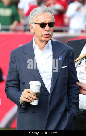 23. Januar 2022; Tampa, FL USA; der Besitzer der Los Angeles Rams Stan Kroenke sieht sich vor einem Playoff-Spiel der NFL im Raymond James Stadium an. Die Rams schlugen die Buccaneers mit 30:27. (Steve Jacobson/Image of Sport) Stockfoto