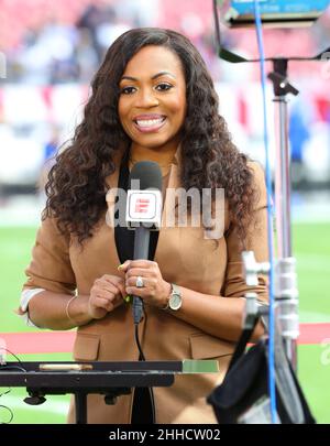 23. Januar 2022; Tampa, FL USA; ESPN-Reporterin Kimberly Martin vor einem Playoff-Spiel im Raymond James Stadium. Die Rams schlugen die Buccaneers mit 30:27. (Steve Jacobson/Image of Sport) Stockfoto