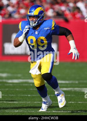 23. Januar 2022; Tampa, FL USA; Los Angeles Rams Defensive beenden Aaron Donald (99) während eines Playoffs im Raymond James Stadium. Die Rams schlugen die Buccaneers mit 30:27. (Steve Jacobson/Image of Sport) Stockfoto